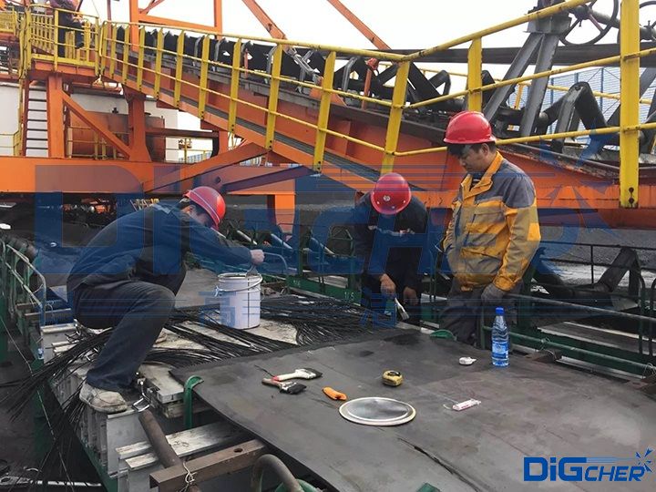 人工修複輸（shū）煤（méi）皮帶