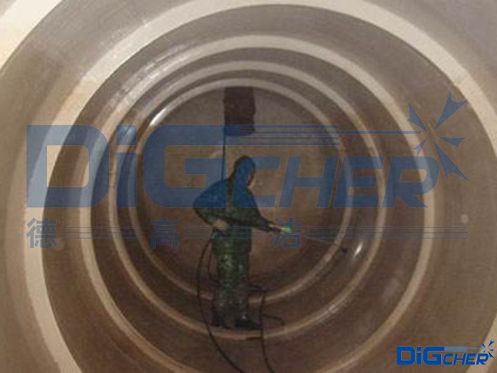 人（rén）工清洗油罐車