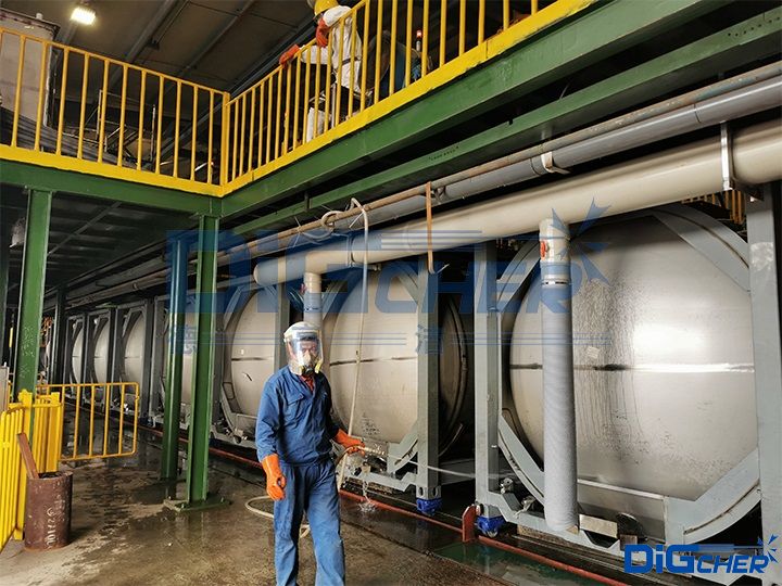 待洗（xǐ）的罐式集裝（zhuāng）箱