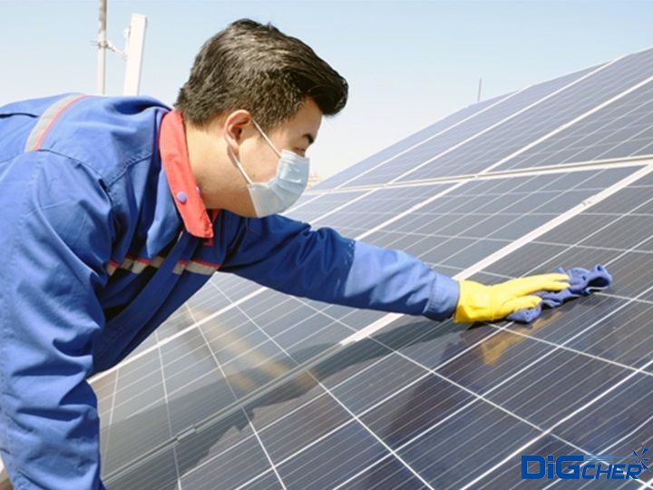 手工清（qīng）潔（jié）太陽（yáng）能電（diàn）池板（bǎn）