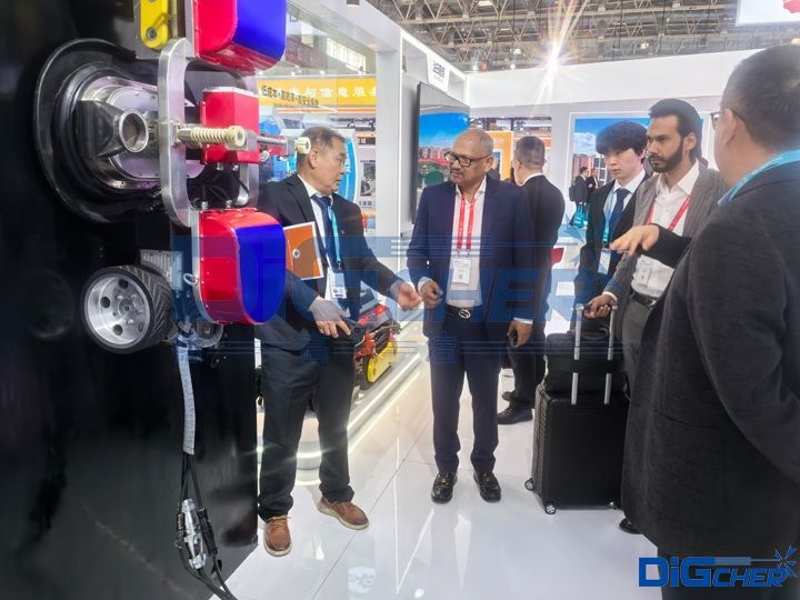 介紹“爬壁（bì）機器人（rén）+超高壓水射流除鏽工藝”