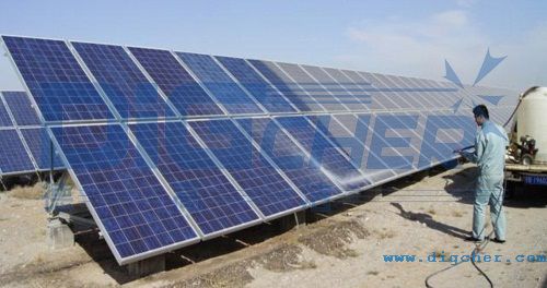 人（rén）工手持高壓水槍衝洗太陽能電（diàn）池板